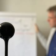 Gregor Heilmaier bei der Durchführung eines digitalen Workshops, Videokonferenz