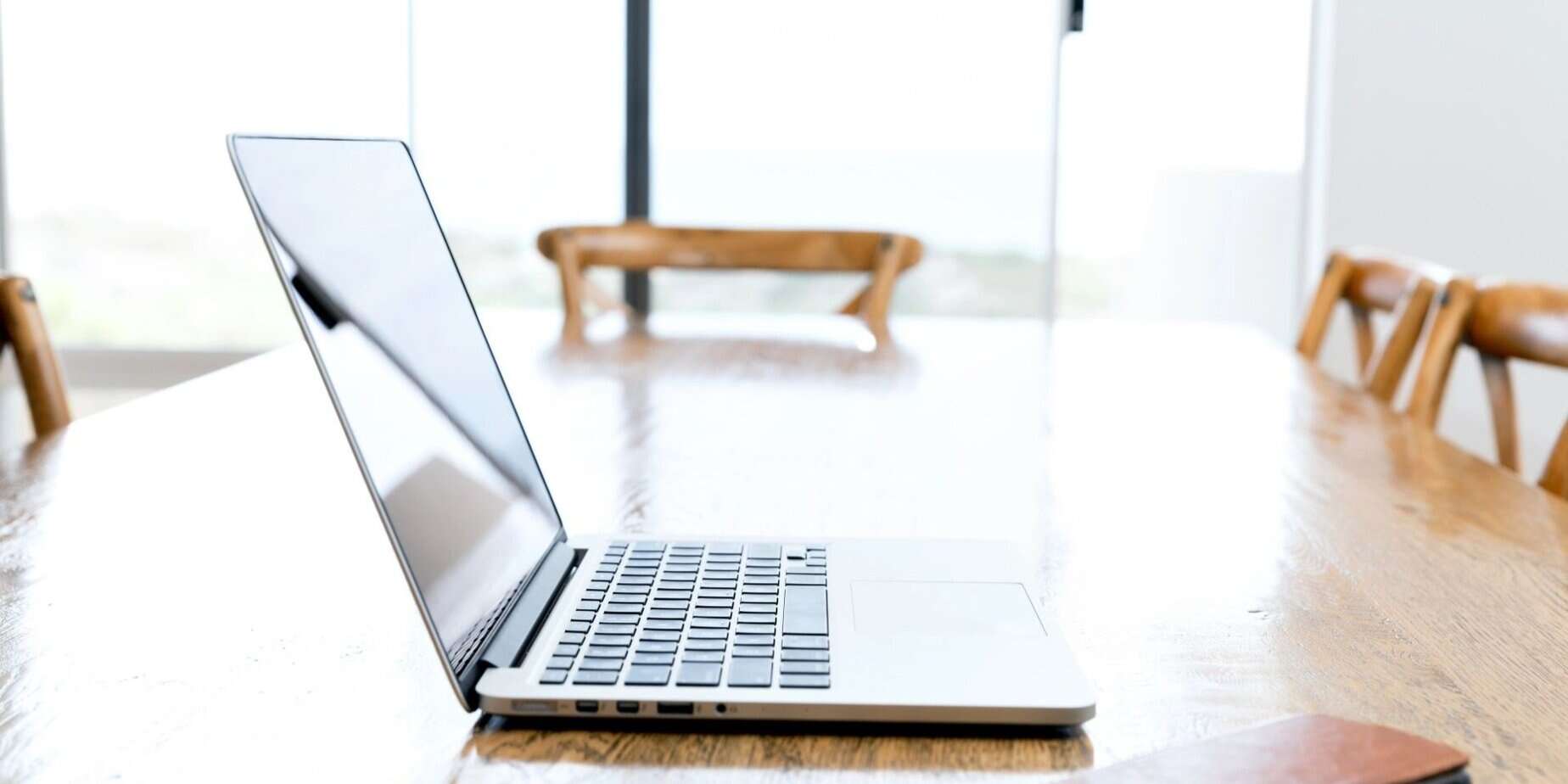 Leerer Schreibtisch mit Laptop als Hinweis auf unterbrochene Arbeit