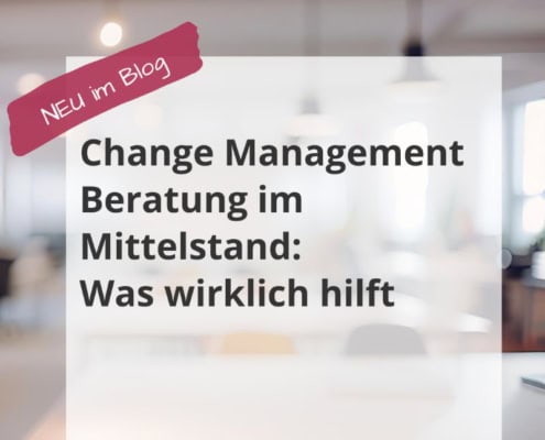 Verschwommenes Büro mit Schreibtisch und Leuchten als Beitragsbild für Change Management Beratung im Mittelstand