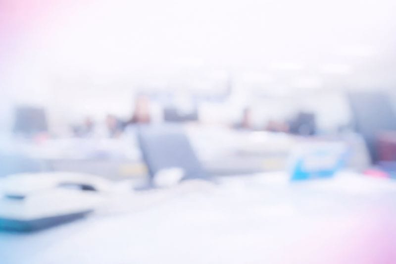 Verschwommener B&uuml;roflur mit Lichteinfall, Symbol f&uuml;r Change Management Beratung