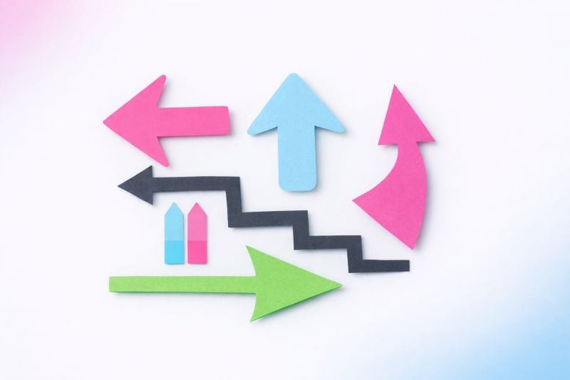 Bunte Pfeile zeigen durcheinander in unterschiedliche Richtungen, Sinnbild f&uuml;r fehlende Fokussierung.