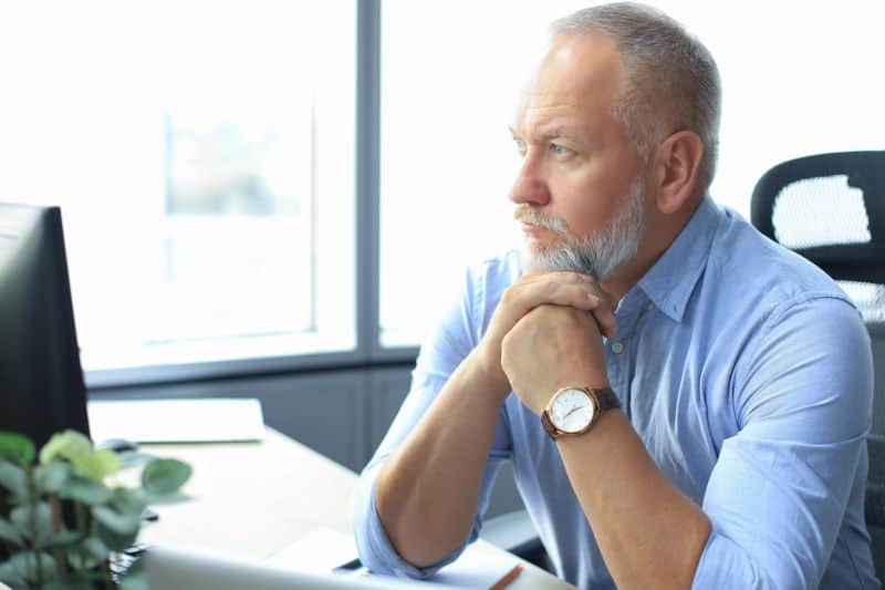 KI und Führung im Mittelstand 2 geschaeftsmann in gedanken